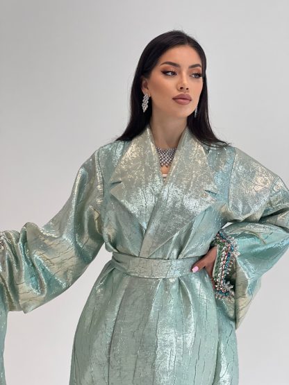Abaya Mayar 3 pièces en vert pastel avec ceinture élégante et manches perlées, incarnant luxe et sophistication