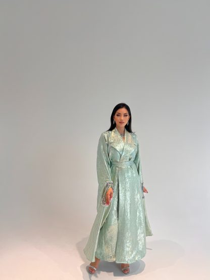 Abaya Mayar 3 pièces en vert pastel avec ceinture élégante et manches perlées, incarnant luxe et sophistication